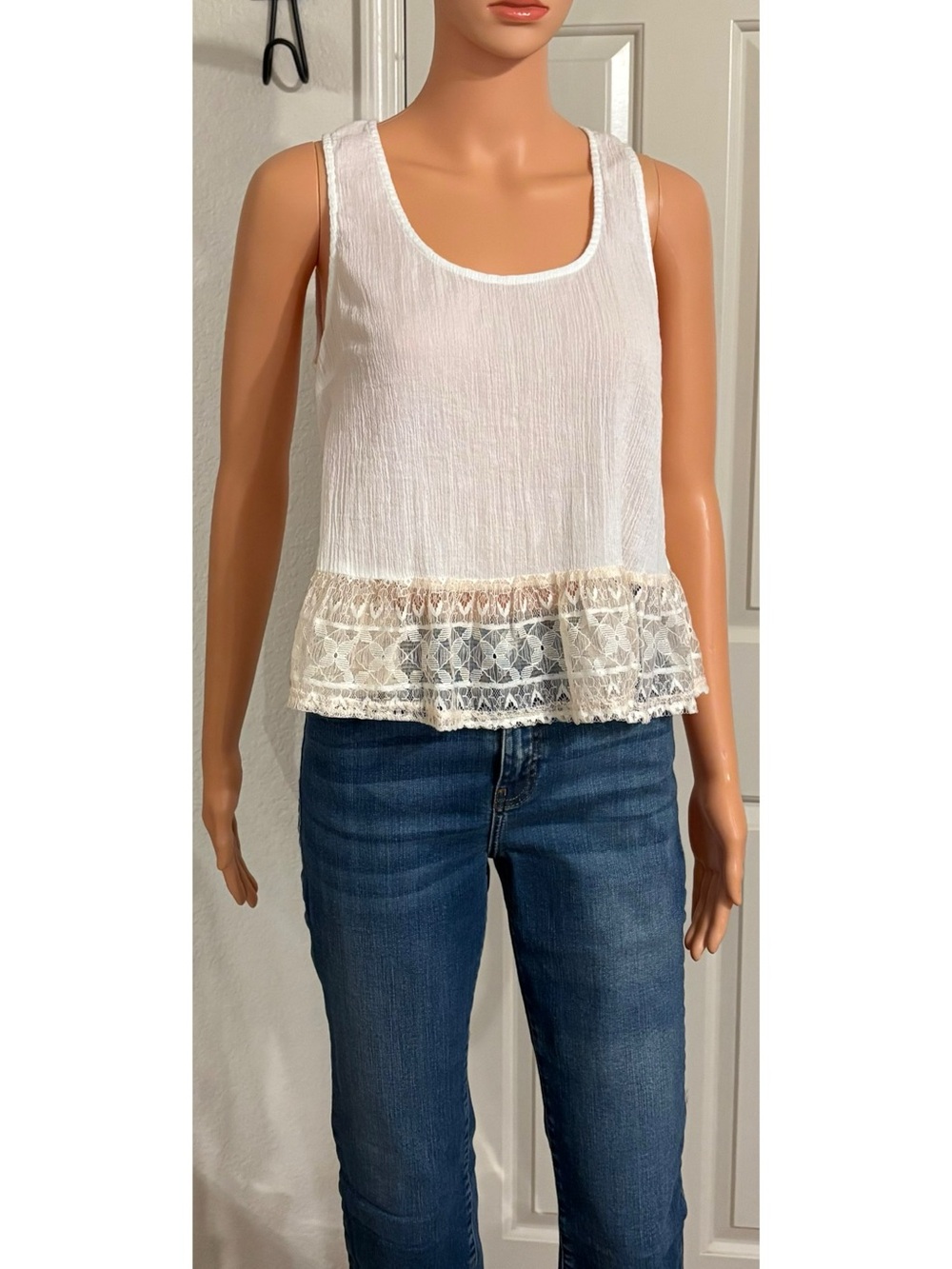 En Créme Women’s White Boho Sleeveless Lace-Hem Tank Top